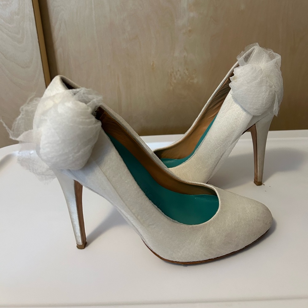 Badgley Mischka white Bridal Pumps with organza rosettes